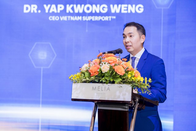 Tiến sĩ Yap Kwong Weng, CEO Việt Nam SuperPortTM ph&aacute;t biểu tại lễ k&yacute; kết. &nbsp;