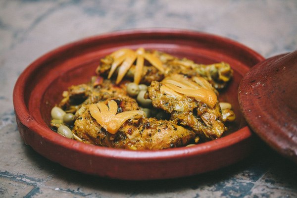 M&oacute;n tagines (m&oacute;n ăn gồm thịt tẩm gia vị chế biến c&ugrave;ng với rau) - đặc sản ở Marrakech.
