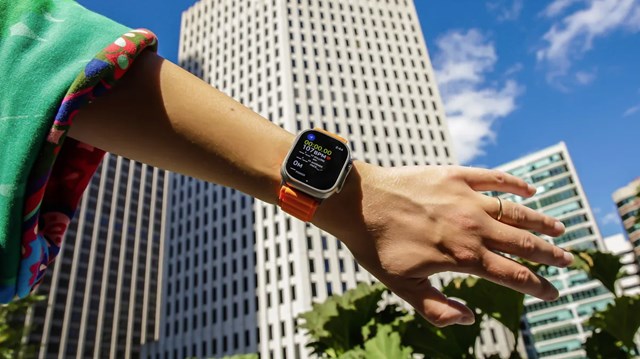 Apple Watch Ultra thời điểm hiện tại vẫn sử dụng m&agrave;n h&igrave;nh OLED được cung cấp bởi Samsung.