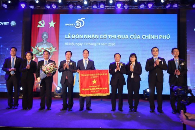 Bảo Việt nhận cờ thi đua của ch&iacute;nh phủ