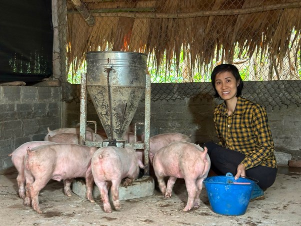 Nụ cười giản dị của người phụ nữ &#39;g&#225;nh cả bầu trời&#39; - Ảnh 3