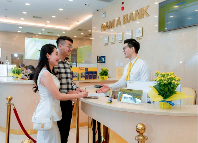 Kh&aacute;ch h&agrave;ng giao dịch tại Nam A Bank.