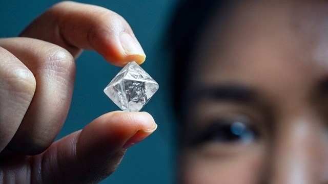 Hiện tại, kim cương vẫn giữ được vị tr&iacute; vật liệu cứng nhất thế giới.