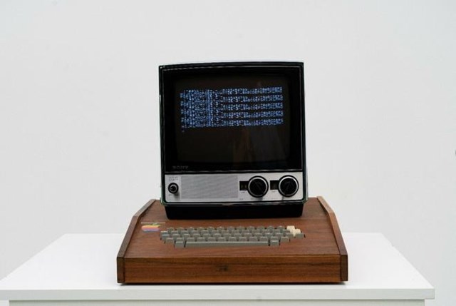 Người b&aacute;n n&oacute;i đ&acirc;y l&agrave; một trong 50 mẫu Apple-1 đầu ti&ecirc;n được thiết kế v&agrave; l&agrave;m thủ c&ocirc;ng bởi Steve Wozniak, nh&agrave; đồng s&aacute;ng lập Apple.&nbsp;