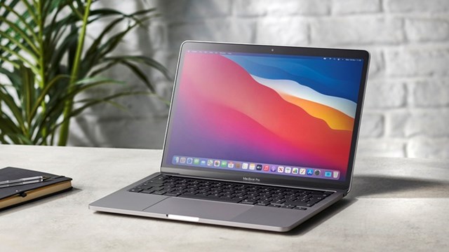MacBook Air, MacBook Pro&nbsp;d&ugrave;ng chip M1, bản SSD 256 GB đang được b&aacute;n với gi&aacute; lần lượt 25 v&agrave; 32 triệu đồng, giảm khoảng 3 triệu đồng so với trước. Con chip M1 tr&ecirc;n MacBook Pro được đ&aacute;nh gi&aacute; cho hiệu năng tốt v&agrave; thời lượng pin k&eacute;o d&agrave;i hơn so với phi&ecirc;n bản d&ugrave;ng chip Intel. Ảnh:&nbsp;Techradar.