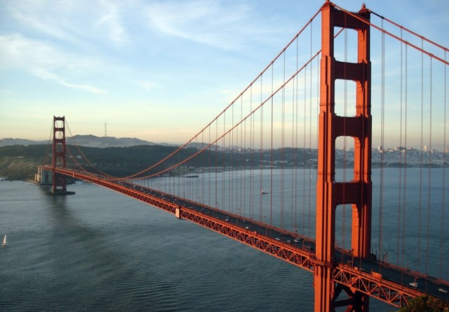 Cầu Cổng V&agrave;ng, Mỹ:&nbsp;Một trong những c&acirc;y cầu được biết đến nhiều nhất tr&ecirc;n thế giới, cầu Cổng V&agrave;ng hay Kim M&ocirc;n, l&agrave; biểu tượng của th&agrave;nh phố San Francisco n&oacute;i ri&ecirc;ng v&agrave; nước Mỹ n&oacute;i chung. C&acirc;y cầu treo bắc qua eo biển nối liền vịnh San Francisco v&agrave; Th&aacute;i B&igrave;nh Dương. Chi ph&iacute; x&acirc;y dựng ti&ecirc;u tốn&nbsp;677 triệu USD&nbsp;(mức gi&aacute; được điều chỉnh theo gi&aacute; trị ng&agrave;y nay).