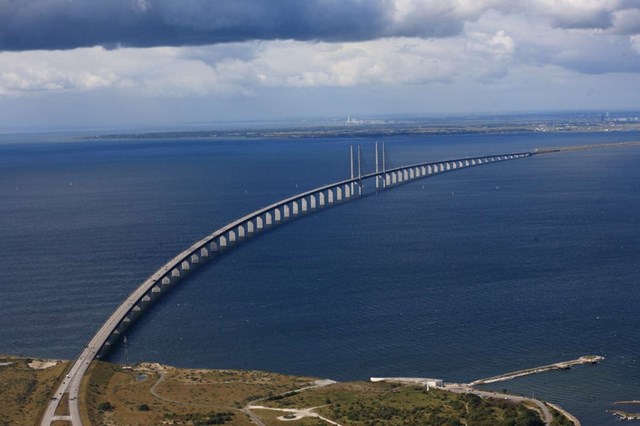 Cầu Oresund, Thụy Điển/Đan Mạch:&nbsp;Oresund l&agrave; cầu kết hợp đường sắt v&agrave; đường &ocirc;t&ocirc; bắc qua eo biển Oresund giữa Thụy Điển v&agrave; Đan Mạch. C&acirc;y cầu d&agrave;i 8 km được ho&agrave;n th&agrave;nh v&agrave;o năm 2000 v&agrave; chi ph&iacute; ti&ecirc;u tốn&nbsp;4,4 tỷ USD.