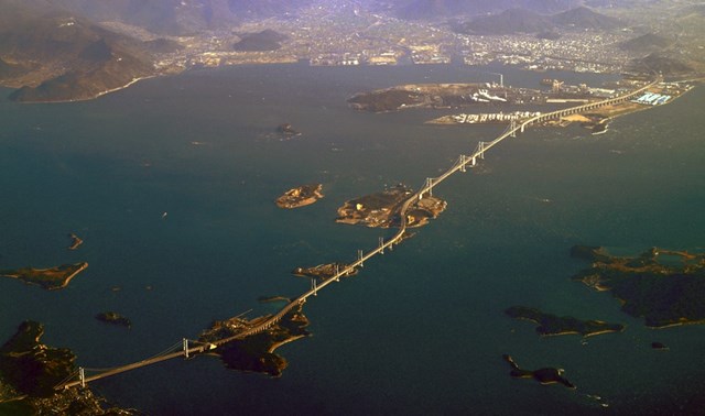 Cầu Great Seto, Nhật Bản:&nbsp;Kh&ocirc;ng phải c&acirc;y cầu d&agrave;i nhất nhưng Great Seto l&agrave; c&ocirc;ng tr&igrave;nh đầy ngoạn mục, bắc qua v&agrave; nối 5 h&ograve;n đảo ở Nhật Bản với nhau. Cầu d&agrave;i 13,1km, được khai trương v&agrave;o năm 1988 v&agrave; t&iacute;nh theo lạm ph&aacute;t, chi ph&iacute; x&acirc;y dựng c&acirc;y cầu l&agrave;&nbsp;15 tỷ USD.