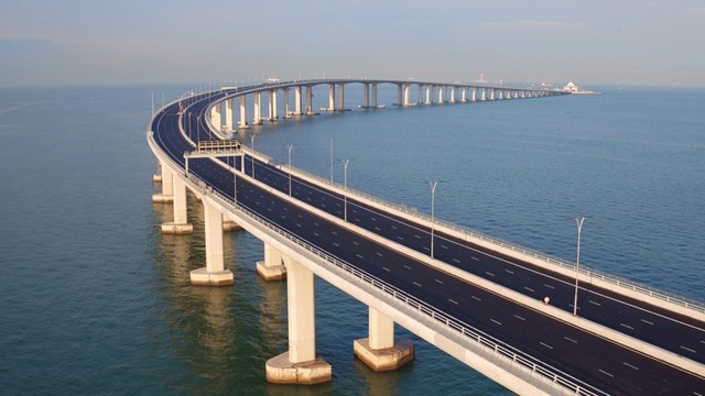 Cầu Hong Kong - Chu Hải - Ma Cao, Trung Quốc:&nbsp;C&acirc;y cầu khổng lồ d&agrave;i 55 km n&agrave;y được ho&agrave;n th&agrave;nh v&agrave;o năm 2018. C&ocirc;ng tr&igrave;nh kết nối Hong Kong với Trung Quốc đại lục. 3 c&acirc;y cầu v&agrave; một đường hầm được th&ocirc;ng với nhau để tạo th&agrave;nh cấu tr&uacute;c khổng lồ. Gi&aacute; của c&acirc;y cầu n&agrave;y l&agrave;&nbsp;20 tỷ USD.