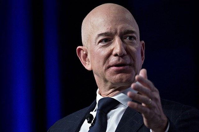 Jeff Bezos rời ghế n&oacute;ng ở tuổi 57.&nbsp;