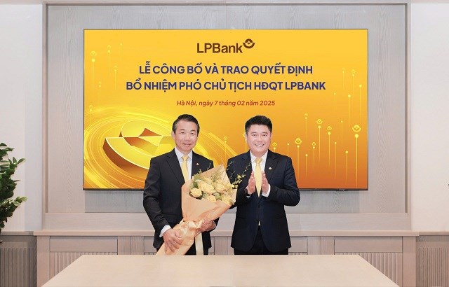 &Ocirc;ng&nbsp;Nguyễn Đức Thụy&nbsp;&ndash; Chủ tịch HĐQT LPBank (phải) tặng hoa ch&uacute;c mừng &ocirc;ng&nbsp;Phạm Ph&uacute; Kh&ocirc;i&nbsp;(tr&aacute;i)