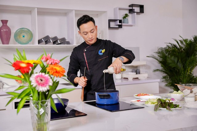 Anh l&agrave; gương mặt đầu bếp t&agrave;i năng, xuất sắc tr&ecirc;n c&aacute;c chương tr&igrave;nh truyền h&igrave;nh Việt Nam. Nguồn: NVCC