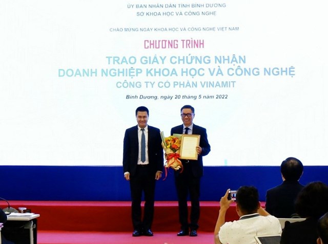 CEO Nguyễn L&acirc;m Vi&ecirc;n nhận chứng nhận doanh nghiệp khoa học v&agrave; c&ocirc;ng nghệ