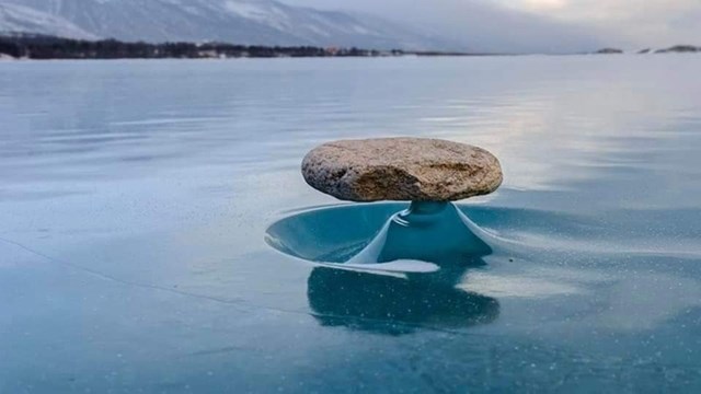 Baikal Zen l&agrave; hiện tượng những vi&ecirc;n đ&aacute; nằm tr&ecirc;n những tảng băng mỏng, cao hơn mặt hồ v&agrave;i centimet.&nbsp;