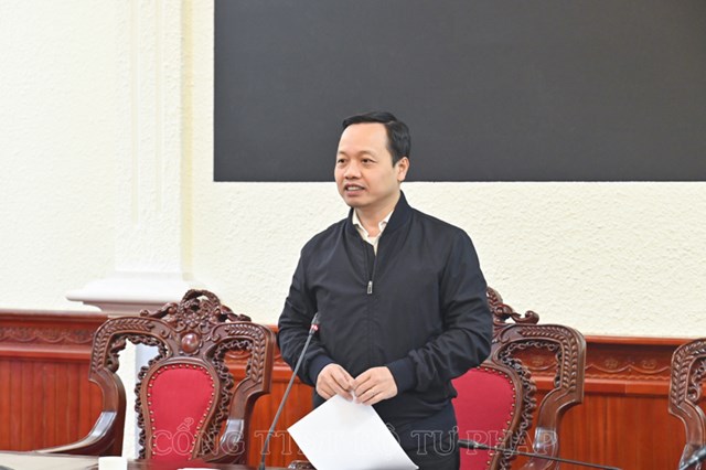 Thứ trưởng Bộ Tư ph&aacute;p Trần Tiến Dũng ph&aacute;t biểu kết luận cuộc họp.