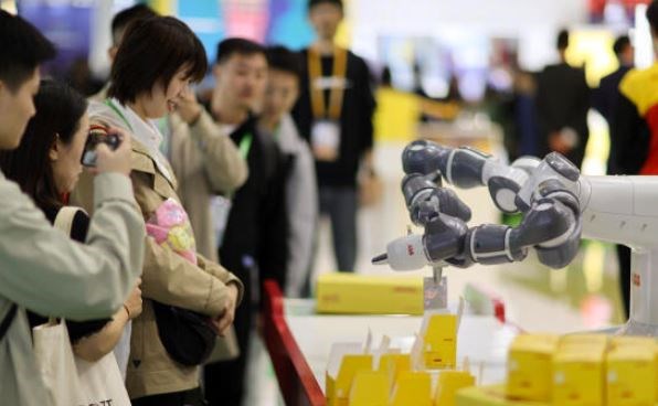 Robot do Trung Quốc sản xuất đang nhanh ch&oacute;ng gi&agrave;nh được thị phần ở ch&acirc;u &Aacute;, Bắc Mỹ, ch&acirc;u &Acirc;u v&agrave; Trung Đ&ocirc;ng. &nbsp;