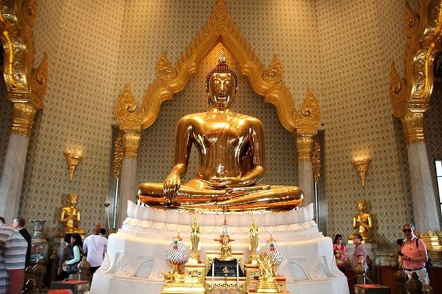 Tượng Phật V&agrave;ng được đặt tại một kh&ocirc;ng gian nhỏ hẹp ở ch&aacute;nh điện.
