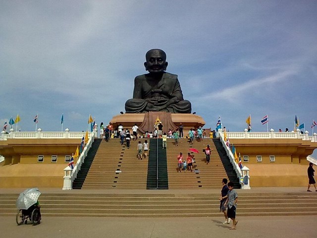 Bức tượng khổng lồ của nh&agrave; sư Luang Phor Thuad.
