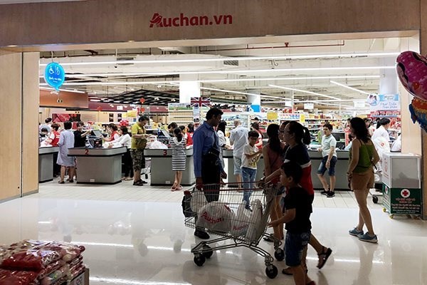 Chuỗi Auchan (Ph&aacute;p) đ&atilde; phải chuyển nhượng 18 điểm b&aacute;n của m&igrave;nh cho Saigon Co.op, r&uacute;t khỏi thị trường Việt Nam.