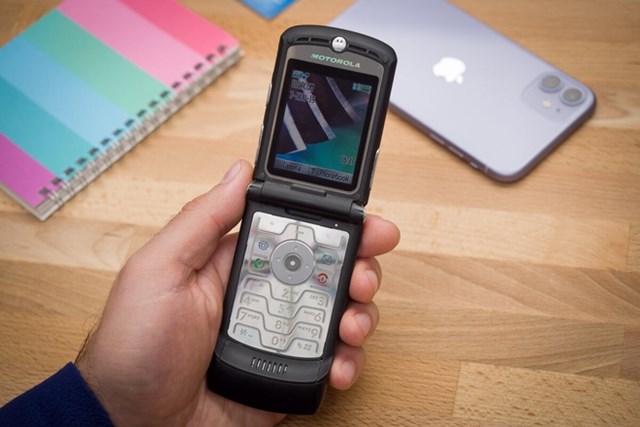 Motorola RAZR V3&nbsp;ra mắt năm 2004 được xem l&agrave; huyền thoại trong l&agrave;ng di động. Khi điện thoại nắp gập vẫn c&ograve;n th&ocirc; kệch, kiểu d&aacute;ng mỏng nhẹ, sang trọng của Motorola RAZR g&oacute;p phần đưa sản phẩm lọt top điện thoại b&aacute;n chạy nhất mọi thời đại. Với hơn 100 triệu m&aacute;y được b&aacute;n ra, sản phẩm cũng g&oacute;p phần tạo dựng vị thế cho Motorola thời điểm ấy.&nbsp;