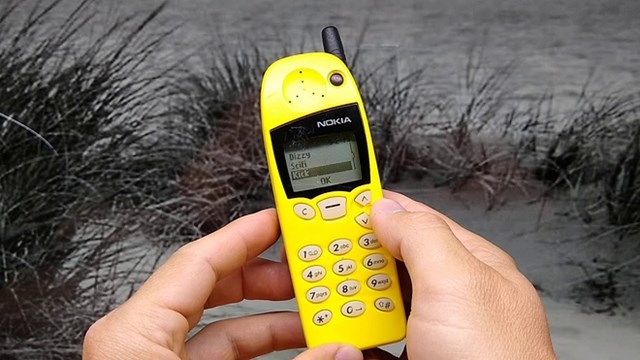 Ra mắt năm 1998,&nbsp;Nokia 5110&nbsp;c&agrave;i sẵn phi&ecirc;n bản đầu ti&ecirc;n của tr&ograve; chơi Snake, khả năng thay vỏ nhiều m&agrave;u sắc t&ugrave;y sở th&iacute;ch người d&ugrave;ng b&ecirc;n cạnh thiết kế bền bỉ, thời lượng pin d&agrave;i. Nokia 5110 l&agrave; một trong những điện thoại phổ biến nhất những năm 2000 với h&agrave;ng chục triệu sản phẩm được b&aacute;n ra tr&ecirc;n to&agrave;n cầu.
