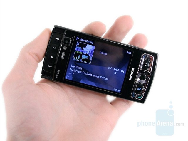 Nokia N95&nbsp;l&agrave; một trong những smartphone được y&ecirc;u th&iacute;ch nhất của Nokia. Ra mắt c&ugrave;ng năm với iPhone thế hệ đầu ti&ecirc;n, Nokia N95 từng l&agrave; mơ ước của nhiều người với camera 5 MP, định vị GPS, kết nối 3G v&agrave; cụm ph&iacute;m chỉnh nhạc lộ ra khi trượt m&agrave;n h&igrave;nh xuống. Tuy nhi&ecirc;n, đ&acirc;y cũng l&agrave; khởi đầu cho sự tho&aacute;i tr&agrave;o của Symbian.&nbsp;