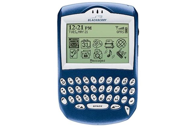 Được ra mắt năm 2003,&nbsp;BlackBerry 6210&nbsp;l&agrave; chiếc điện thoại đầu ti&ecirc;n hỗ trợ đ&agrave;m thoại rảnh tay bằng loa ngo&agrave;i. M&aacute;y c&oacute; kiểu d&aacute;ng nhỏ gọn hơn so với những sản phẩm trước, c&aacute;c t&iacute;nh năng nổi bật như gửi email, nhắn tin SMS, duyệt web hay đặt lịch hẹn. Đ&acirc;y cũng l&agrave; một trong những điện thoại BlackBerry cuối c&ugrave;ng sử dụng m&agrave;n h&igrave;nh đơn sắc trước khi chuyển sang m&agrave;n h&igrave;nh m&agrave;u.&nbsp;