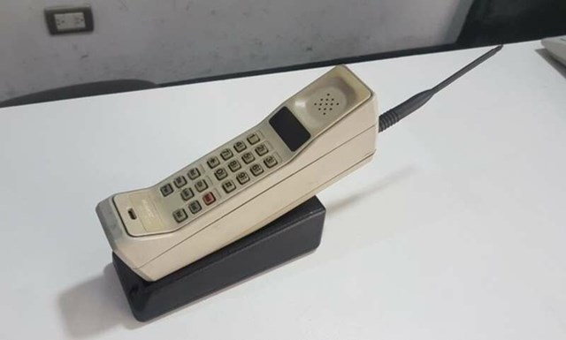 C&ograve;n được gọi với biệt danh &ldquo;cục gạch&rdquo;,&nbsp;Motorola DynaTAC 8000X&nbsp;l&agrave; một trong những điện thoại thương mại đầu ti&ecirc;n tr&ecirc;n thế giới. Sản phẩm c&oacute; gi&aacute;&nbsp;4.000 USD&nbsp;khi ra mắt năm 1983 với trọng lượng 1,13 kg, thời lượng pin cho ph&eacute;p đ&agrave;m thoại trong 20 ph&uacute;t, mất 10 giờ để sạc đầy.&nbsp;