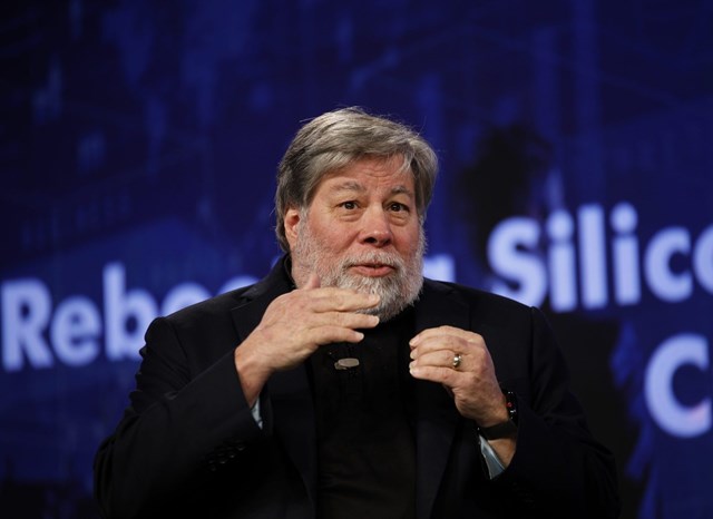 Steve Wozniak kh&ocirc;ng phải l&agrave; fan của nội thất Tesla - Ảnh: Anindito Mukherjee/Bloomberg via Getty Images.