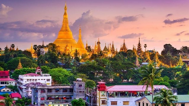 Ch&ugrave;a Shewedagon lấp l&aacute;nh tr&ecirc;n đường ch&acirc;n trời của Yangon.&nbsp;