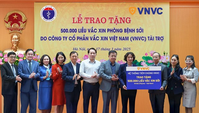 Đại diện Hệ thống tiêm chủng VNVC, ThS.BS Nghiêm Trần Dũng trao tặng 500.000 liều vắc xin sởi (MVVAC) cho Thứ trưởng Bộ Y tế Nguyễn Thị Liên Hương. Ảnh: VNVC