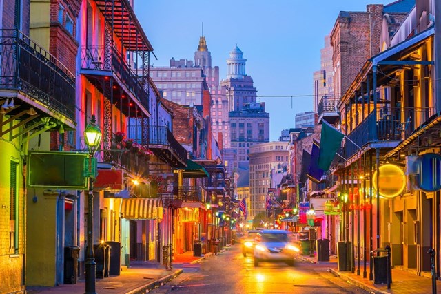 Bourbon, New Orleans, Louisiana:&nbsp;Cắt qua Khu phố Ph&aacute;p với nhiều t&ograve;a nh&agrave; c&oacute; từ thế kỷ 18, Bourbon l&agrave; trung t&acirc;m giải tr&iacute; về đ&ecirc;m nổi tiếng của th&agrave;nh phố New Orleans. Con phố c&oacute; những ng&ocirc;i nh&agrave; với ban c&ocirc;ng, kiểu Creole hay Shotgun mang đến sự kết hợp m&agrave;u sắc đẹp mắt. Ngo&agrave;i ra, đ&egrave;n neon v&agrave; những chuỗi hạt Mardi Gras tr&ecirc;n biển b&aacute;o đường phố v&agrave; trang tr&iacute; ở c&aacute;c ng&ocirc;i nh&agrave; c&agrave;ng khiến Bourbon th&ecirc;m phần rực rỡ hơn.&nbsp;