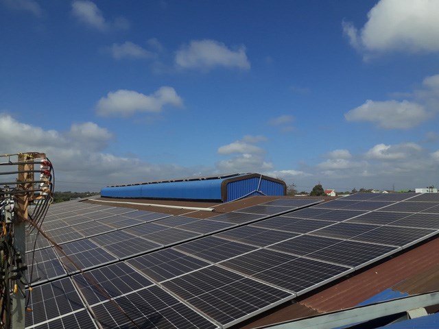 Hệ thống điện mặt trời tr&ecirc;n m&aacute;i kho xưởng của c&ocirc;ng ty Quang Luận (x&atilde; Pơng Drang, huyện Kr&ocirc;ng Buk).