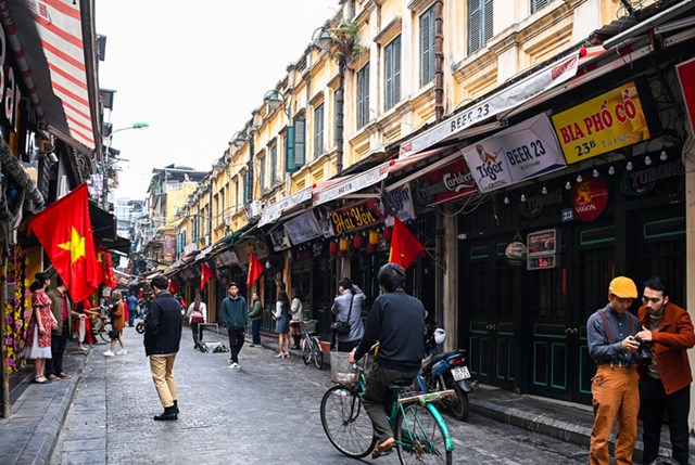 Phố Tạ Hiện - tuyến phố thương mại sầm uất bậc nhất khu phố cổ H&agrave; Nội.&nbsp;