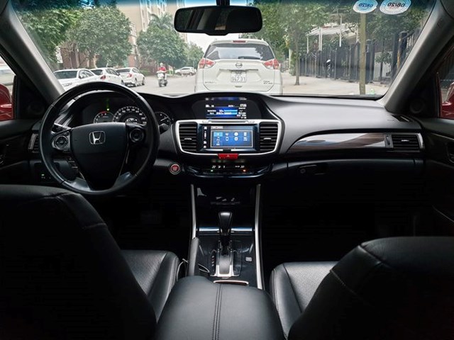 Khoang l&aacute;i của Honda Accord mang lại nhiều cảm x&uacute;c hơn đối thủ Toyota Camry