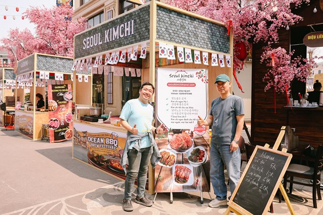 Du kh&aacute;ch nước ngo&agrave;i th&iacute;ch th&uacute; t&igrave;m kh&aacute;m v&agrave; thử c&aacute;c m&oacute;n nướng mới lạ tại quầy nướng đến từ quốc gia Trung Đ&ocirc;ng &ndash; Li Băng&nbsp;&nbsp;&nbsp;