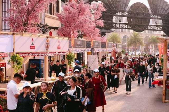 Du kh&aacute;ch đổ về L&agrave;ng Sake, Ocean City trước giờ khai mạc Lễ hội Nướng &amp; Bia Quốc tế &nbsp;