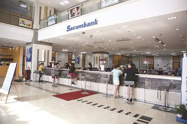 Kh&aacute;ch h&agrave;ng giao dịch tại Sacombank. Ảnh: Th&agrave;nh Hoa