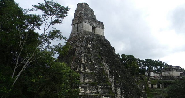 Tikal, một th&agrave;nh phố cổ của người Maya c&oacute; ni&ecirc;n đại từ năm 800 trước C&ocirc;ng nguy&ecirc;n đến năm 900 sau C&ocirc;ng nguy&ecirc;n. &nbsp;