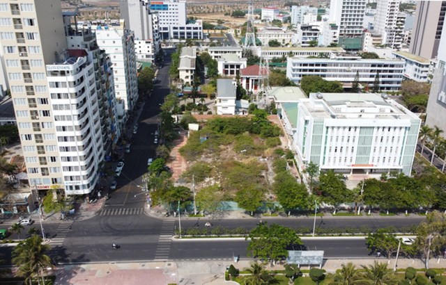 Khu đất số 82 Trần Ph&uacute; - đường biển TP Nha Trang, tỉnh Kh&aacute;nh H&ograve;a - diện t&iacute;ch hơn 3.600 m2 nhưng chỉ c&oacute; gi&aacute; hơn 23,3 tỷ đồng