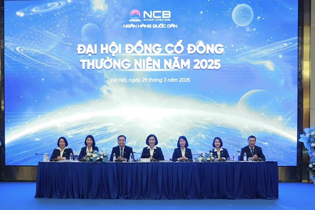 Ban chủ tọa chia sẻ với cổ đ&ocirc;ng tại Đại hội.