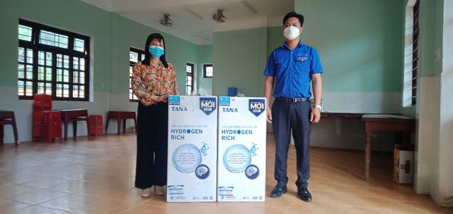 Trao tặng m&aacute;y lọc nước tại một điểm trường ở huyện Nam Giang (Quảng Nam)