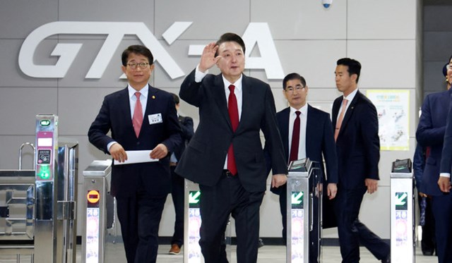 Tổng thống H&agrave;n Quốc Yoon Suk Yeol đến dự lễ kh&aacute;nh th&agrave;nh đoạn đầu ti&ecirc;n của tuyến t&agrave;u điện ngầm cao tốc GTX tại Seoul, H&agrave;n Quốc, ng&agrave;y 29/3. Ảnh: Reuters &nbsp;