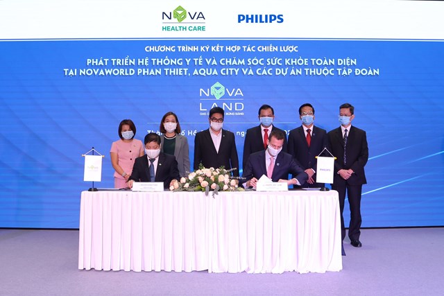 Đại diện Nova Healthcare v&agrave; Philips trong sự kiện k&yacute; kết hợp t&aacute;c chiến lược