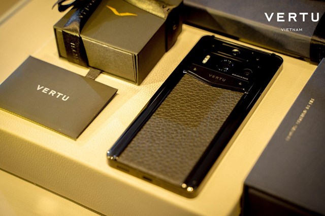 Mỗi chiếc điện thoại của Vertu đều được chế t&aacute;c thủ c&ocirc;ng tỉ mỉ bởi những nghệ nh&acirc;n h&agrave;ng đầu thế giới. &nbsp;