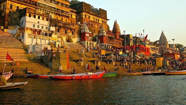 Th&aacute;nh địa Varanasi b&ecirc;n bờ s&ocirc;ng Hằng. &nbsp; &nbsp;