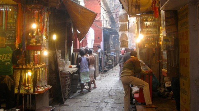 Cuộc sống của người d&acirc;n Varanasi&nbsp;trong những con hẻm nhỏ hẹp b&ecirc;n d&ograve;ng s&ocirc;ng Hằng. &nbsp;