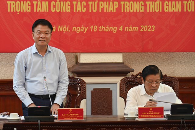 Bộ trưởng L&ecirc; Th&agrave;nh Long cho biết, Bộ Tư ph&aacute;p sẽ&nbsp;nghi&ecirc;m t&uacute;c tiếp thu c&aacute;c &yacute; kiến của&nbsp;Trưởng ban Nội ch&iacute;nh Trung ương&nbsp;Phan Đ&igrave;nh Trạc&nbsp;v&agrave; nghi&ecirc;n cứu c&aacute;c kiến nghị, đề xuất của c&aacute;c đơn vị thuộc Bộ&nbsp;trong qu&aacute; tr&igrave;nh thảo luận. Bộ trưởng cũng b&agrave;y tỏ hy vọng&nbsp;đồng ch&iacute; Phan Đ&igrave;nh Trạc sẽ tiếp tục chia sẻ,&nbsp;đồng h&agrave;nh c&ugrave;ng Bộ Tư ph&aacute;p ho&agrave;n th&agrave;nh c&aacute;c nhiệm vụ trong thời gian tới.