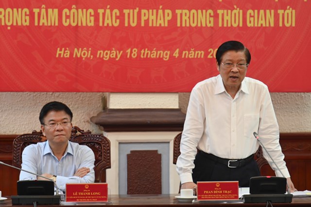 Trưởng ban Nội ch&iacute;nh Trung ương&nbsp;Phan Đ&igrave;nh Trạc đề nghị Bộ Tư ph&aacute;p tập trung v&agrave;o 3 nh&oacute;m nhiệm vụ trọng t&acirc;m, cụ thể: (1)&nbsp;tiếp tục&nbsp;n&acirc;ng cao hơn nữa hiệu quả c&ocirc;ng t&aacute;c tham mưu x&acirc;y dựng ch&iacute;nh s&aacute;ch ph&aacute;p luật v&agrave; thi h&agrave;nh ph&aacute;p luật;&nbsp;đảm bảo x&acirc;y dựng&nbsp;hệ thống ph&aacute;p luật&nbsp;d&acirc;n chủ, c&ocirc;ng bằng, nh&acirc;n đạo, đầy đủ, kịp thời,&nbsp;đồng bộ, thống nhất, c&ocirc;ng khai, minh bạch, ổn định;&nbsp;đảm bảo việc&nbsp;thi h&agrave;nh ph&aacute;p luật nghi&ecirc;m minh, c&ocirc;ng bằng, hiệu quả; (2)&nbsp;quản l&yacute; v&agrave; đẩy mạnh&nbsp;hoạt động&nbsp;hợp t&aacute;c quốc tế&nbsp;về ph&aacute;p luật;&nbsp;n&acirc;ng cao hiệu quả c&ocirc;ng t&aacute;c&nbsp;tham mưu giải quyết c&aacute;c tranh chấp quốc tế;&nbsp;(3)&nbsp;n&acirc;ng cao chất lượng nguồn nh&acirc;n lực ph&aacute;p luật v&agrave; chất lượng, hiệu quả của tổ chức bộ m&aacute;y c&aacute;n bộ ph&aacute;p chế ở địa phương.