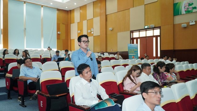 Cổ đ&ocirc;ng tại phi&ecirc;n họp.
